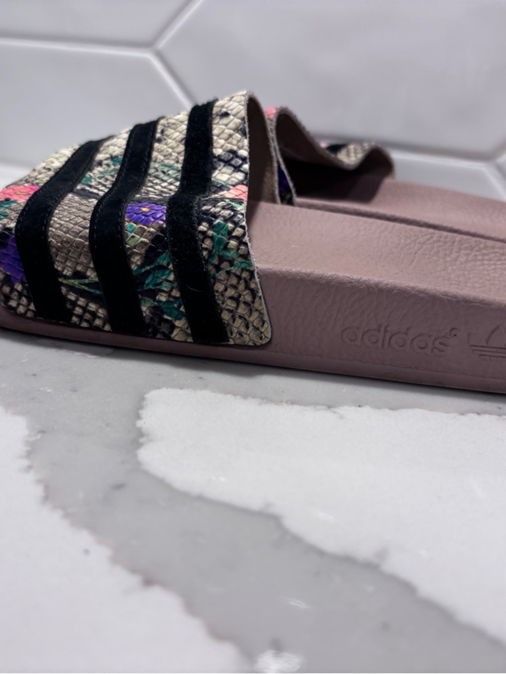 Adidas adilette slides - Picture 3 of 7